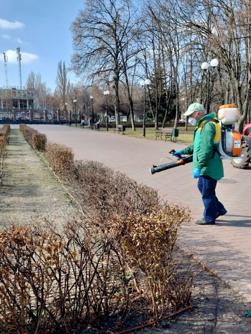 Працівники КП УЗН Солом’янського району щодня підтримують порядок і затишок у парках, скверах та інших зелених зонах міста. - фото 3