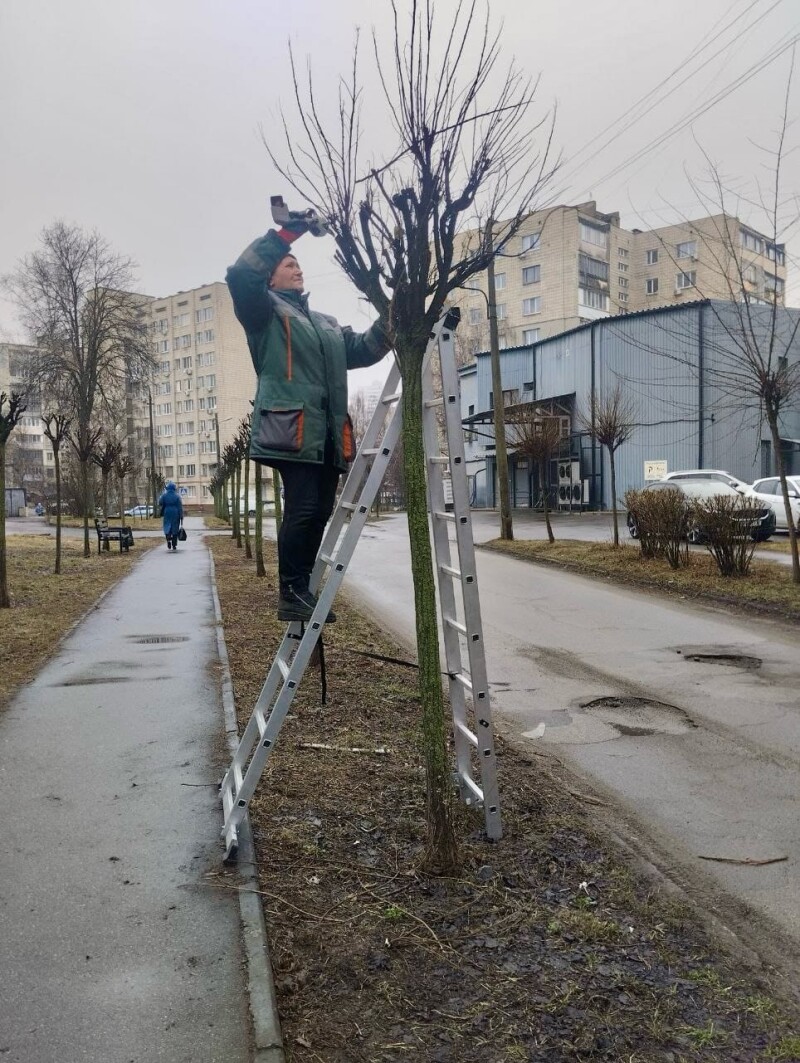 Працівники КП УЗН Солом’янського району щодня підтримують порядок і затишок у парках, скверах та інших зелених зонах міста. - фото 7