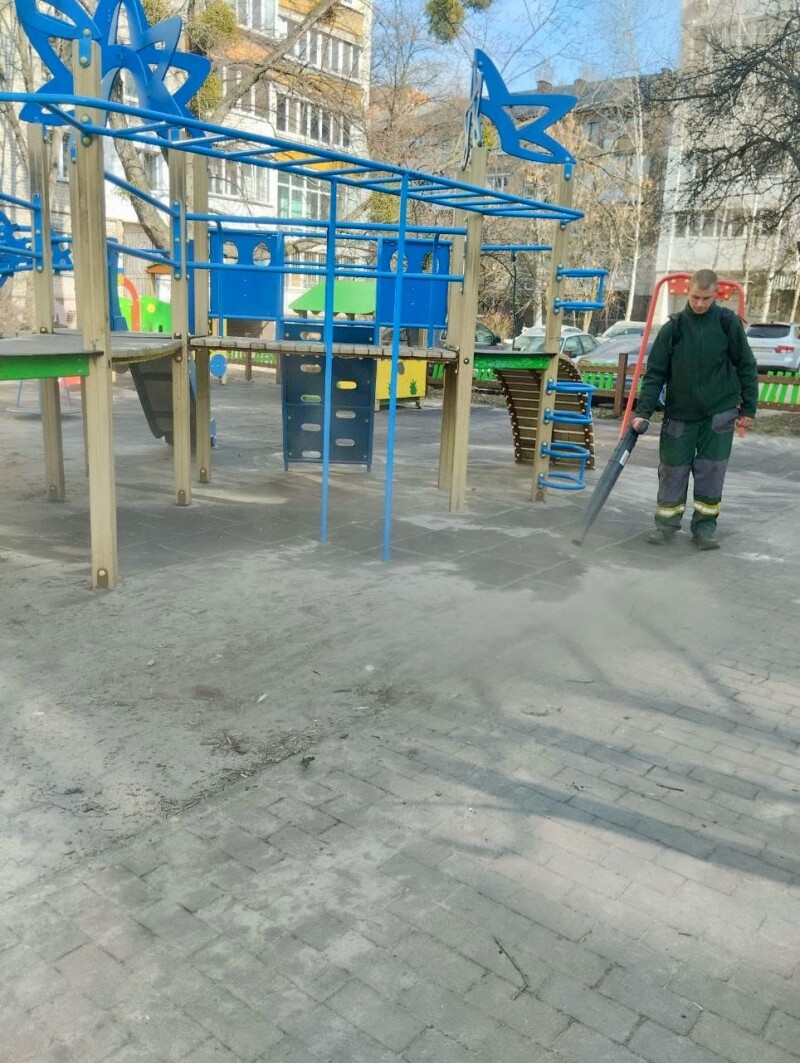 Працівники КП УЗН Солом’янського району щодня підтримують порядок і затишок у парках, скверах та інших зелених зонах міста. - фото 1