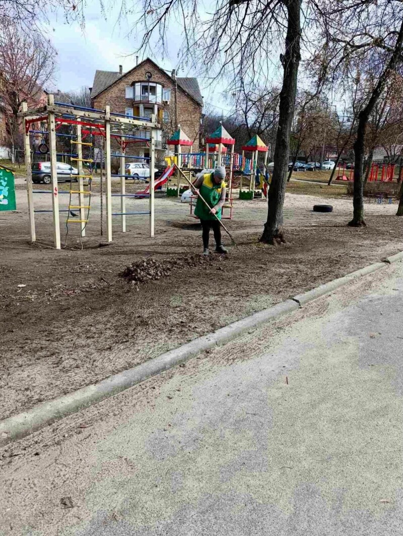 Працівники КП УЗН Солом’янського району щодня підтримують порядок і затишок у парках, скверах та інших зелених зонах міста. - фото 6